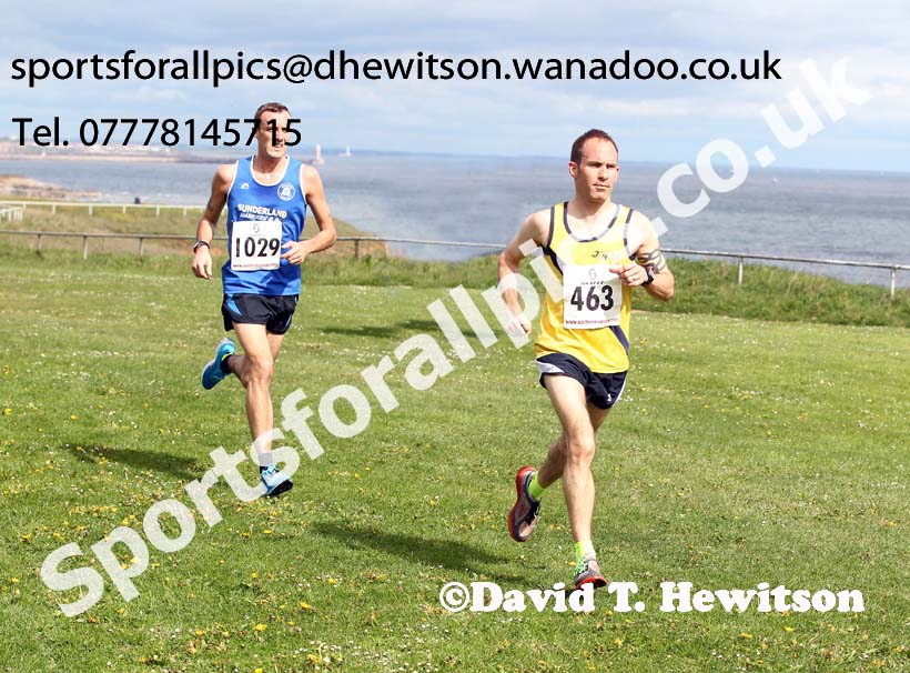 Andy Burn (Jarrow) leads Chris Isherwood (Sunderland) during the Pier to Pier, South Shields. Photo: David: David T. Hewitson/Sports for All Pics